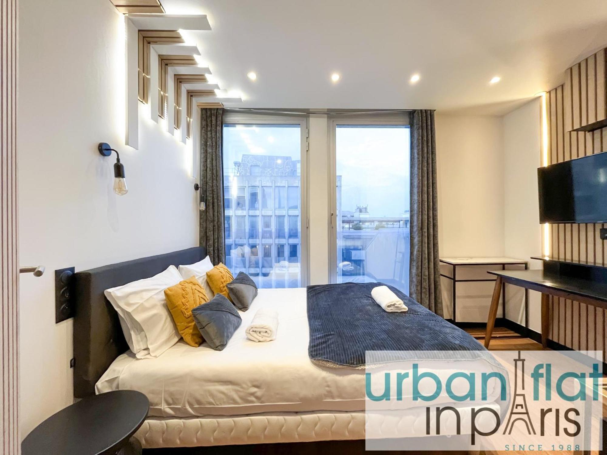 Urban Flat 129 - Sublime Art Champs-elysees *